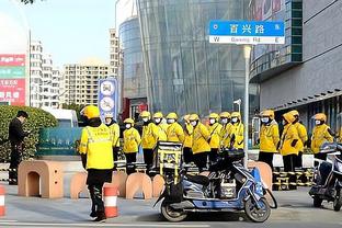 一流专业球场！退钱哥现身海港主场：大意了没穿秋裤，上海太冷